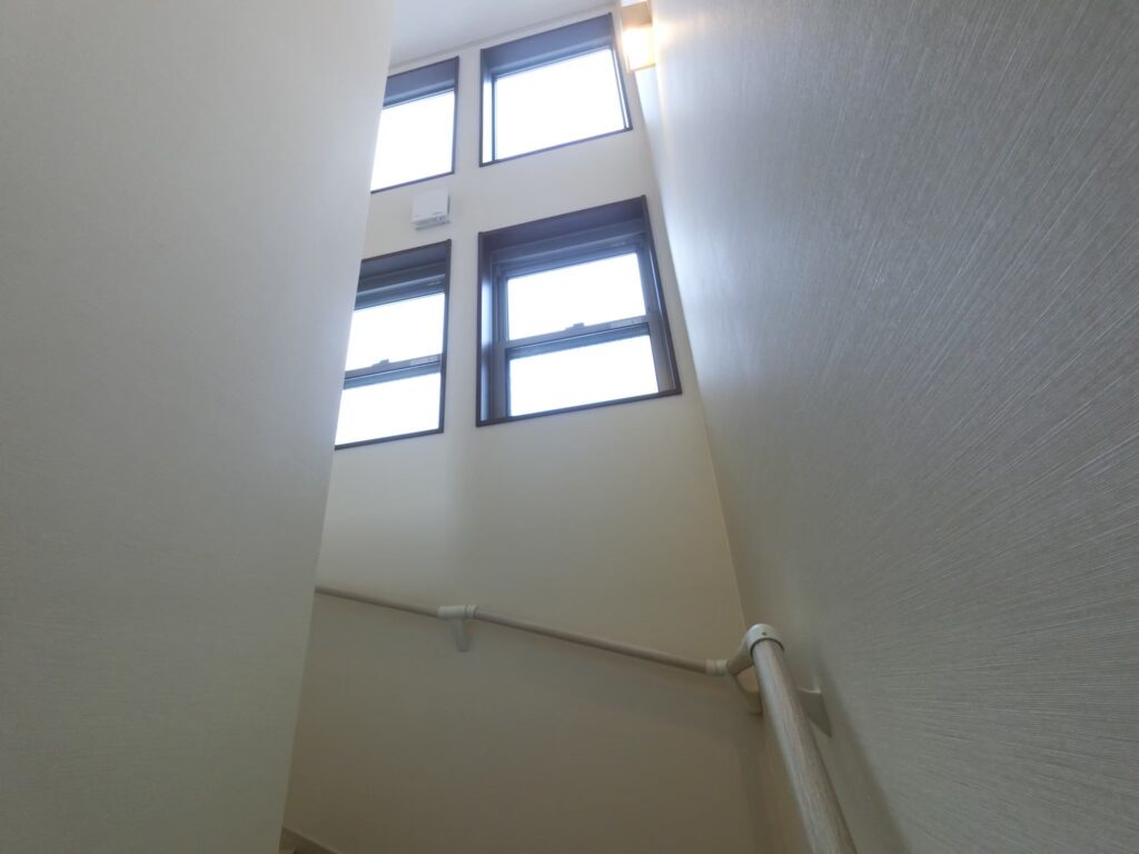 「埼玉川口×新築」プライベートの空間を大切に|日差しが差し込む階段