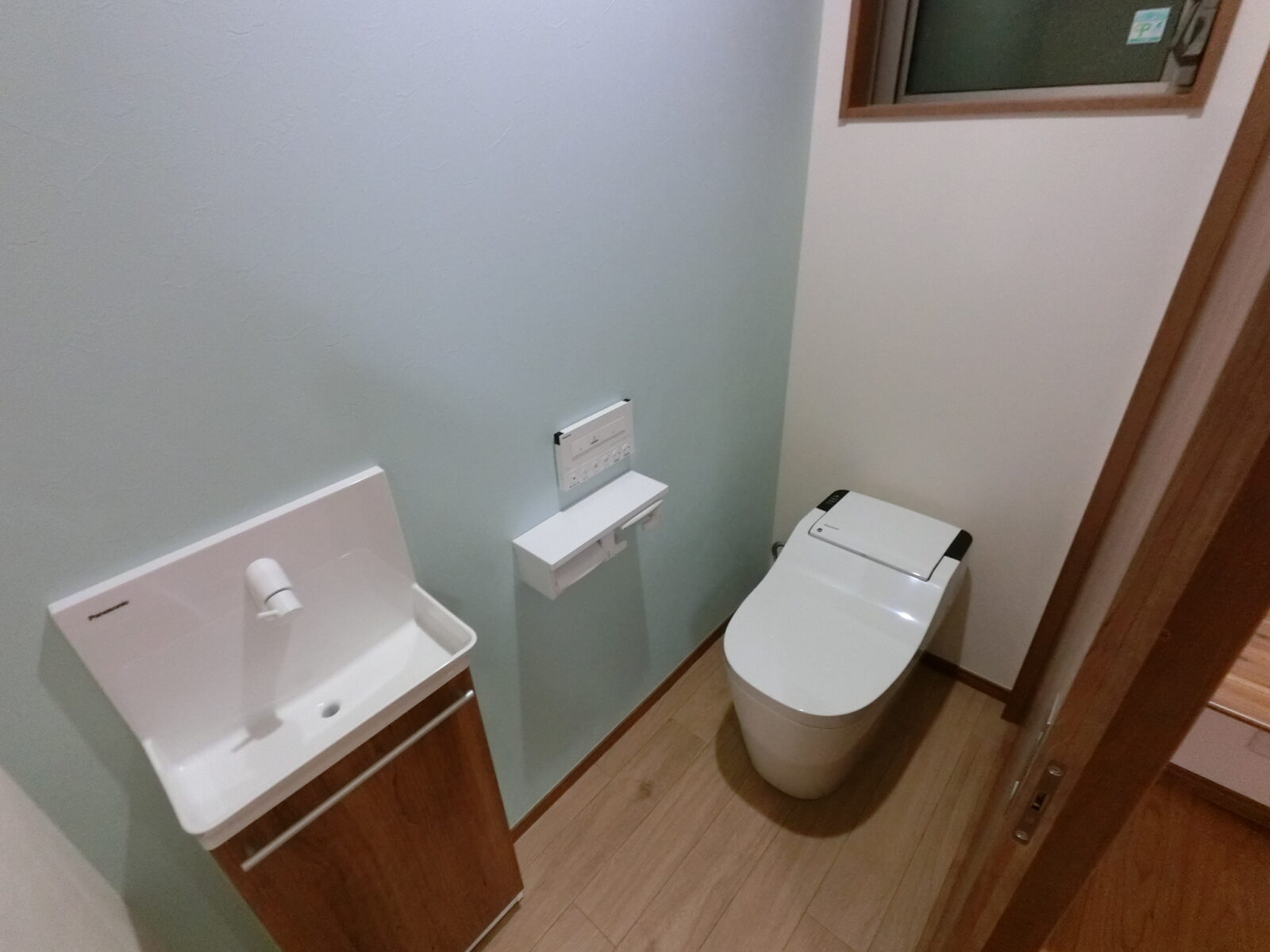 【埼玉　新築】家族の夢を図面にのせて|手洗い付き　広々トイレ