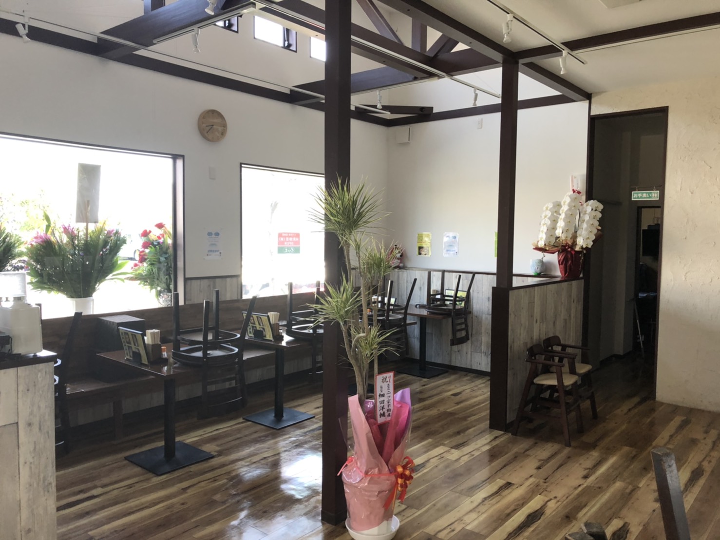 「埼玉×有名ラーメン店」店舗改装工事|木をさりげなく使い暖かい空間に