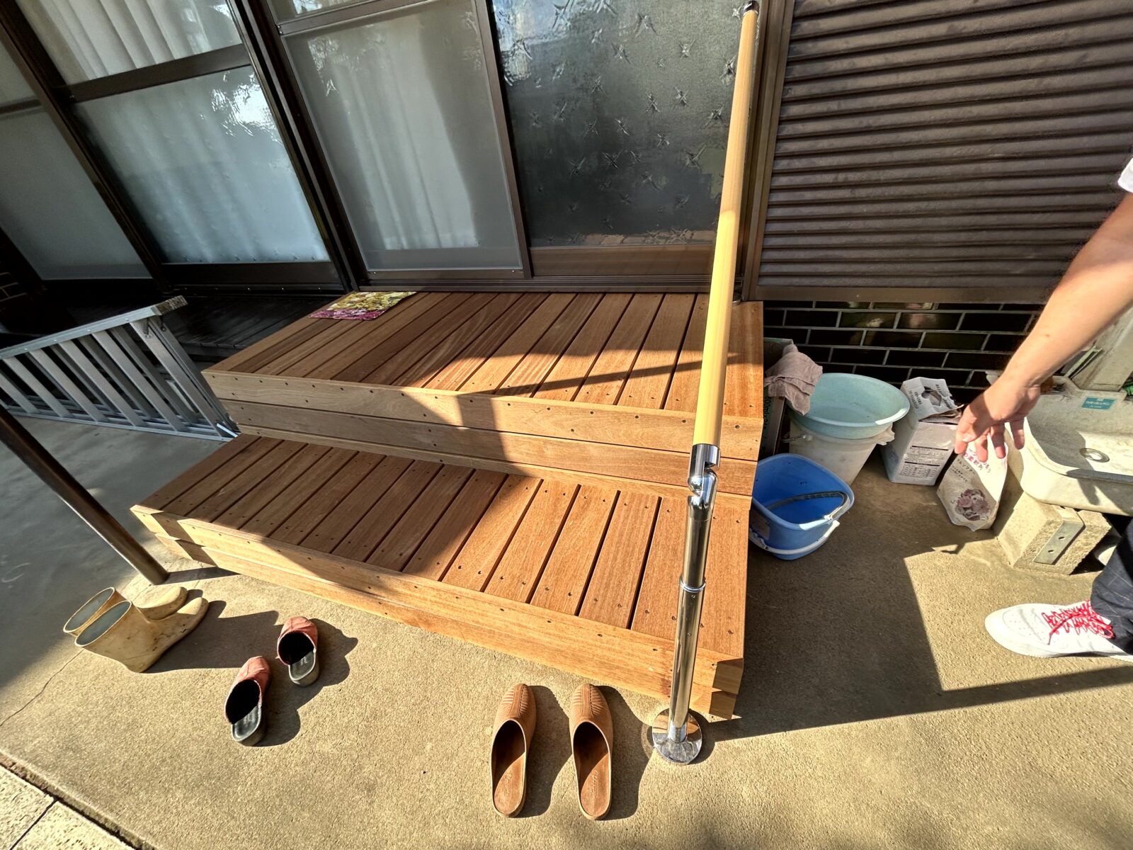 【埼玉×蓮田】掃き出し窓に高級木材の踏み台を|