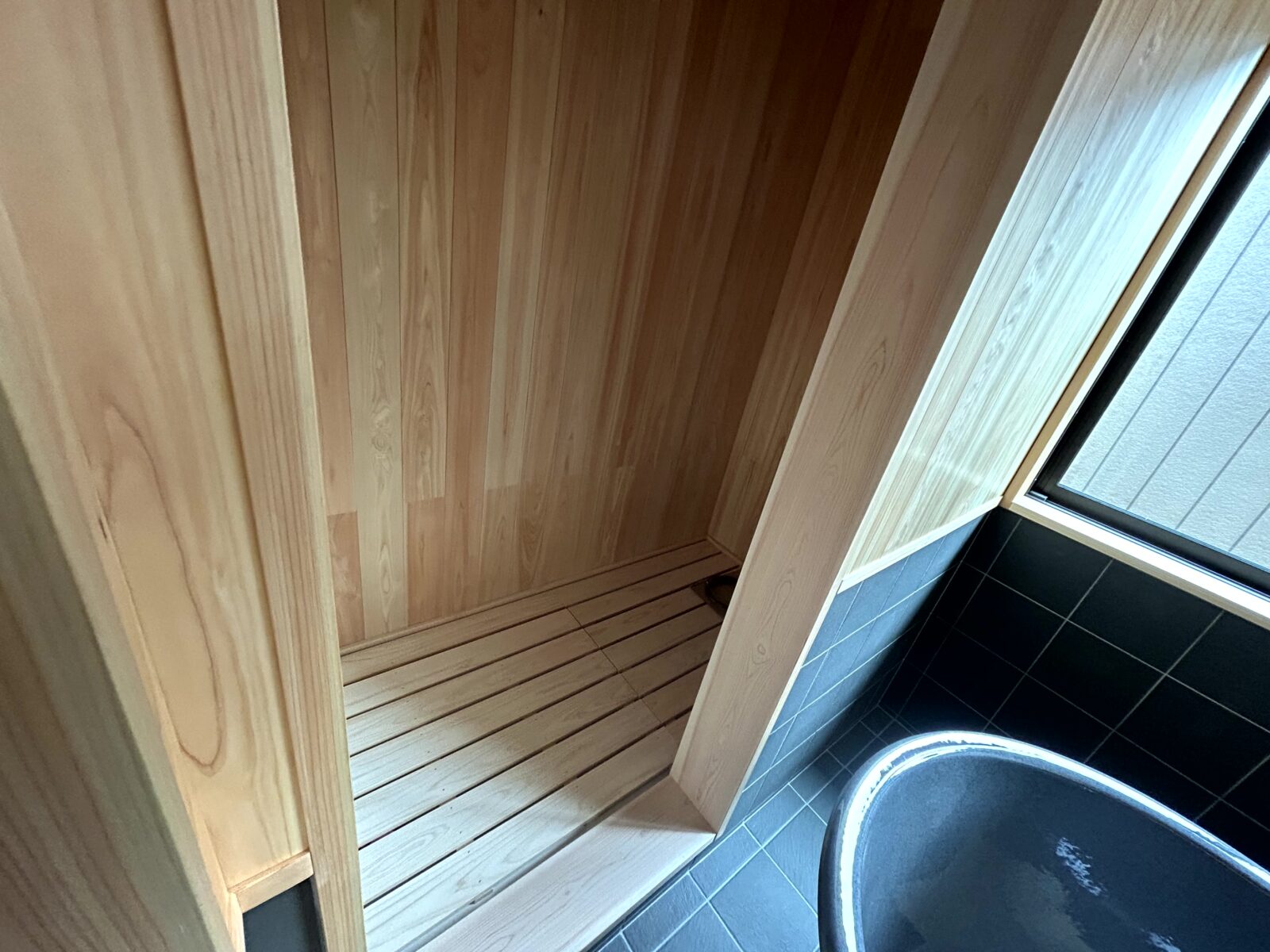 【埼玉】檜香るタイル風呂|サウナ室
